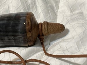 Cargadores de cartuchos artesanales duraderos, auténticos, de cuerno de búfalo, con correa de cuero y tapa/inferior de madera de 12 pulgadas, ideales como regalo de negocios. - Product Image 2
