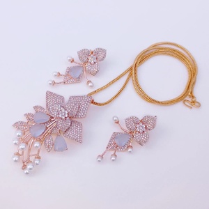 Conjunto de Collar y Pendientes de Perlas de Cuarzo CZ RAY FINE ORNATES al Mejor Precio, Certificado IGI, Chapado en Oro, Joyería Nupcial para Novias - Product Image 2