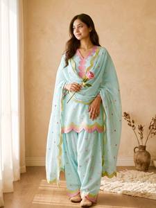 Ensemble Kurta traditionnel indien pakistanais pour femmes, bleu ciel, avec broderie de cœur rose, coupe ample, longueur au sol, tenue décontractée - Product Image 3
