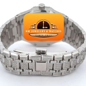 NM JEWELLRY & WATCHES นาฬิกาข้อมือผู้ชายสแตนเลสทรงสี่เหลี่ยมพร้อมสายประดับเพชร ดีไซน์หรูหรา หน้าปัดอนาล็อก ตัวล็อคแบบผีเสื้อ - Product Image 3