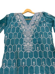 Elegante Conjunto de Traje Sharara de Satén Bordado de 3 Piezas para Mujer, Cuello en V, Largo Completo, Estampado Floral, Verde con Detalles Dorados - Product Image 3