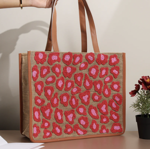 Sac fourre-tout en toile de jute orné de perles, imprimé léopard, fait main, par un grossiste indien. Sacs de plage tissés à la main et ornés de perles. - Product Image 1
