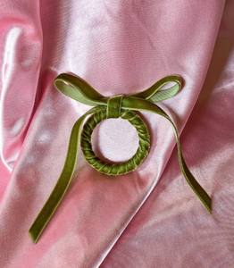 Anneaux de serviette en velours avec nœud : Décoration de table artisanale pour les fêtes - Product Image 2