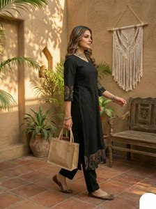 Kurti / Kurta en tissu de soie mousseline premium lourd, couleur noire, style col en V, prêt à l'exportation, pour usage professionnel et événements culturels. - Product Image 2