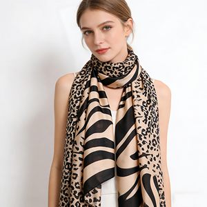 Écharpe en soie à impression numérique personnalisée avec votre propre design, fournisseur d'écharpes en soie, écharpe en soie de mûrier pure pour femmes - Product Image 2
