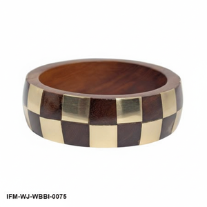 Bracelet manchette artisanal en bois avec incrustation en laiton, motif damier bohème, en bois naturel, pour femme - Product Image 3