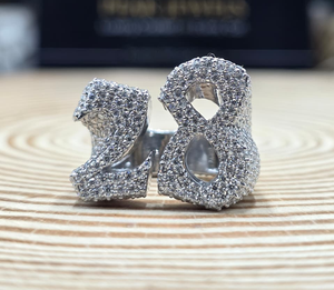 Anillo de Moissanita Clásico Chapado en Oro Blanco Sin Níquel, Diseño Audaz y Brillante, Joyería de Alto Brillo, Número Personalizado 28, Estilo HipHop - Product Image 1