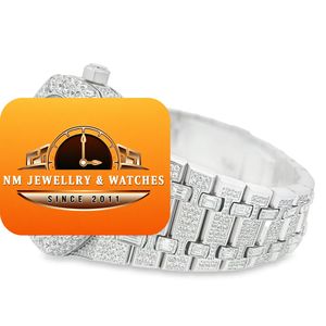 NM JEWELLRY & WATCHES นาฬิกาข้อมือผู้ชายสแตนเลสทรงสี่เหลี่ยมพร้อมสายประดับเพชร ดีไซน์หรูหรา หน้าปัดอนาล็อก ตัวล็อคแบบผีเสื้อ - Product Image 2