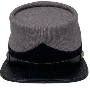 Réplique d'un casquette Kepi d'artillerie de la guerre civile américaine, dotée d'un dessus rouge distinctif, d'un bandeau gris foncé et d'une visière en cuir noir. - Product Image 3