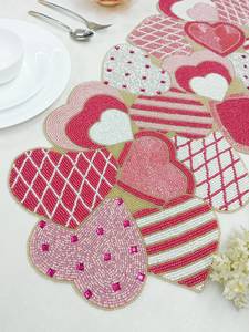 Camino de Mesa de Tela Hecho a Mano con Diseño de Corazones y Cuentas, en Rojo, Rosa y Blanco, Bonito y Decorativo - Product Image 3