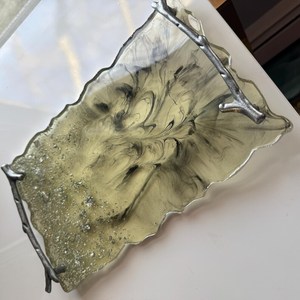 Plateau de service alimentaire unique en résine époxy avec poignées métalliques – Plateau de table décoratif écologique pour restaurants et hôtels - Product Image 2