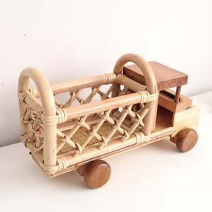Adorable camión de juguete de ratán con ruedas, camiones de juego para niños pequeños de alta calidad, juguetes hechos a mano para niños - Product Image 1