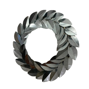 Corona de Hojas Metálicas Galvanizadas Rústicas con Hojas Plateadas Superpuestas, Decoración para el Hogar con Estilo Industrial y Chic - Product Image 2
