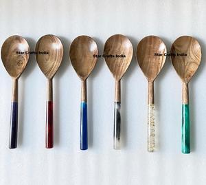 Cuillère en bois naturel artisanale rustique durable avec manche long et confortable pour mélanger les soupes, les ragoûts et les sauces - Product Image 4