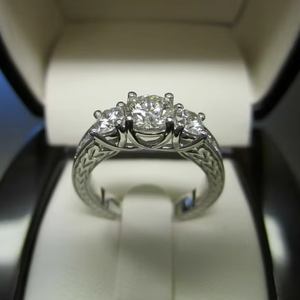 Bague de fiançailles en moissanite à trois pierres, argent sterling 925 plaqué or blanc, couleur D, VVS1, pierre centrale 1 carat, total 2 carats - Product Image 1