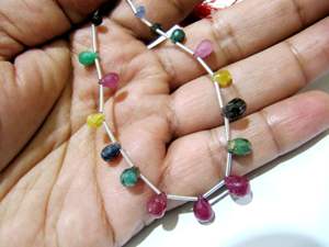 Cadena de cuentas facetadas de piedras preciosas naturales de rubí, esmeralda y zafiro en forma de gota, de 8 pulgadas. - Product Image 2