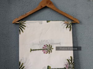 Algodón estampado a mano con base verde menta y detalles florales en azul índigo y blanco. - Product Image 4