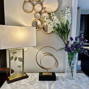 Sculpture abstraite moderne finition or, idéale pour la décoration de bureau, les zones de réception et les intérieurs d'entreprise, provenant d'Inde. - Product Image 5