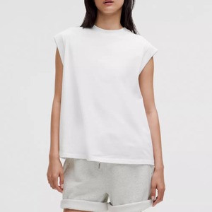 Camiseta sin mangas de cuello redondo blanca para mujer, minimalista, de punto, color liso, longitud regular, 100% algodón - Product Image 1