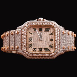 หน้าปัดทรงสี่เหลี่ยมจัตุรัสลายเลขโรมันสวยงาม ประดับเพชรโมอิสซาไนต์ทรงกลมสองสี ดีไซน์ฮิปฮอปทันสมัย เหมาะสำหรับทุกโอกาส ของขวัญสำหรับผู้ชาย - Product Image 1