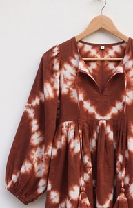 Blusa de algodón tie-dye estilo bohemio para mujer, hecha a mano con estampado de bloques, cuello en V, manga globo, borlas de encaje, transpirable, informal, OEM ODM - Product Image 3