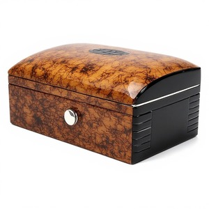 Étui à cigares en bois dur haute résistance, conçu pour une protection fiable et un confort de voyage durable - Product Image 1