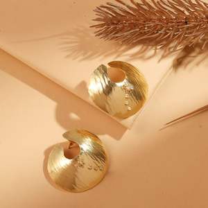 Pendientes colgantes de luna creciente hechos a mano en latón chapado en oro – Joyería moderna y llamativa - Product Image 1