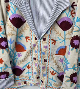 Veste élégante en velours tricoté respirant, brodée à la main style Suzani, avec broderie complexe au point de chaînette, en coton rayé sophistiqué - Product Image 4