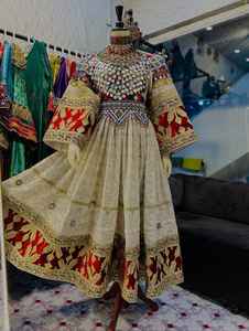 Robes afghanes pour femmes, designs personnalisés, faible quantité minimum de commande, 100% broderie artisanale de haute qualité, robes Kuchi afghanes pour mariage ou fête formelle. - Product Image 2