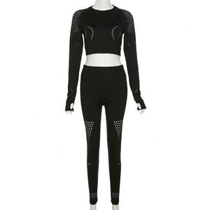Conjunto de leggings y top corto de manga larga negro para mujer, ropa deportiva transpirable, estampado sin costuras, cintura en V, pierna acampanada, logo frontal - Product Image 1