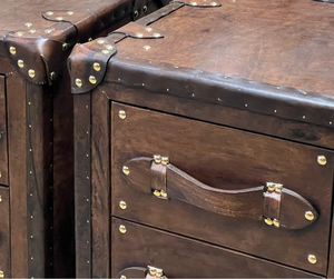 Commode vintage en cuir à 3 tiroirs, style coffre antique, pour salon ou table de chevet, avec clous et poignées en laiton - Product Image 3