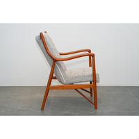 Fauteuil lounge moderne en bois de noyer avec revêtement en cuir gris capitonné et accoudoirs incurvés pour le salon - PISANO
