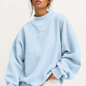 เสื้อสเวตเชิ้ตคอเต่าทรงโอเวอร์ไซส์สำหรับผู้หญิง สีฟ้าอ่อน ผ้าฝ้าย ปักตัวอักษรด้านหน้า ทรงไหล่ตก แขนยาว สไตล์ฤดูใบไม้ร่วง - Product Image 1
