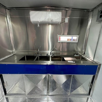 Remorque professionnelle pour la vente de repas chauds avec double essieu et grande fenêtre de service pour hamburgers, frites, pizzas, grillades et services de restauration en extérieur