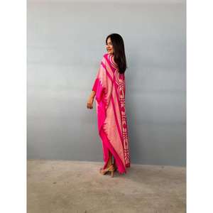 Vestido Largo Kaftan Estampado Rosa, Ecológico y Lavable para Mujer, Estilo Holgado, Boho, para Playa o Resort - Product Image 3