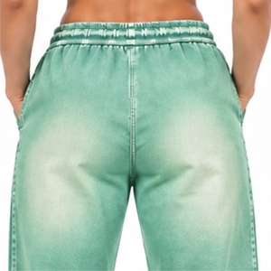 Pantalon de survêtement déchiré pour femme avec détails usés, coupe décontractée, taille élastique, style streetwear et design personnalisé - Product Image 5