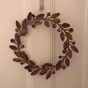 Couronne de feuilles en métal bronze rustique avec des détails de feuillage et des accents de baies, parfaite pour une décoration d'automne ou murale charmante - Product Image 1