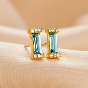 Boucles d'oreilles clous baguette aigue-marine en argent sterling 925 plaqué or 14K Vermeil, pierre de naissance de mars, délicates boucles d'oreilles bleues - Product Image 1