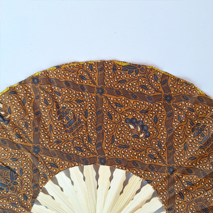 Éventail pliant artisanal indonésien classique en tissu Sogan Batik, avec nervures en bambou naturel, cadeau culturel traditionnel, accessoire artisanal - Product Image 4