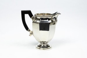 Pichet en argent de designer avec poignée noire et forme unique, parfait pour la table à manger et l'hôtellerie, vente en gros depuis l'Inde - Product Image 2