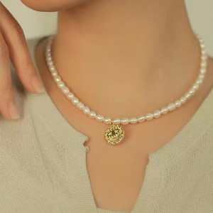 Collier en perles d'eau douce naturelles Baihe blanc pour femmes, chaîne de clavicule de luxe légère, pendentif du diable, colliers pendentifs tendance - Product Image 1