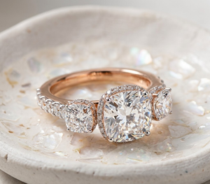 Bague de fiançailles de luxe pour mariée, avec diamant de laboratoire tendance de 2 carats, taille Trinity, trois pierres, cadeau d'anniversaire et usage quotidien - Product Image 1