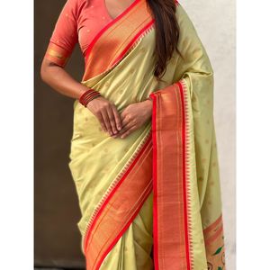 Sari en soie Paithani traditionnel Elite Weaves avec motifs tissés Zari et pallu paon Meenakari pour mariages en Inde et au Pakistan - Product Image 1