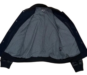 Veste bomber classique en cuir noir et laine bleue, style varsity/baseball/biker, personnalisable avec lettres en chenille, haute qualité, manches raglan longues - Product Image 6