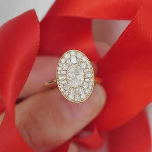 Bague de fiançailles personnalisée en or massif 14k 18k avec diamant de laboratoire taille baguette ovale et ronde, style Art Déco, monture halo, pour mariage, vintage, vente en gros - Product Image 5