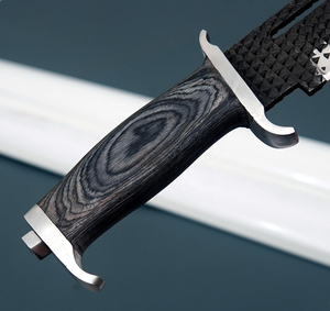 Cuchillo Bowie hecho a mano con clip de seguridad plateado, hoja de acero inoxidable, mango de palisandro, funda de cuero, borde parcialmente serrado, estilo industrial. - Product Image 4