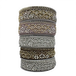 Exquisito Encaje Floral con Adornos de Perlas y Bordado Metálico, Diseño Romántico y Elegante, Ecológico - Product Image 1