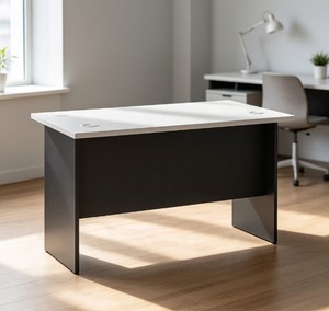 Bureau de travail rectangulaire moderne et minimaliste, plateau blanc, pieds noirs, autoportant, durable, mobilier de bureau commercial, système de bureau AY - Product Image 1