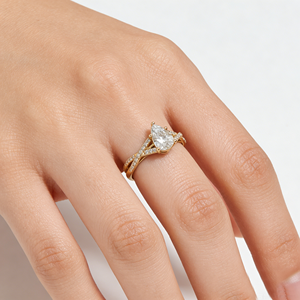 Bague de fiançailles de luxe en or jaune 14 carats avec diamant poire et diamants pavés latéraux, diamant de laboratoire, design à double sangle, certifiée GIA - Product Image 5