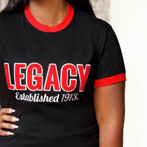 Camiseta Delta Legacy con Bordado Chenille, Prenda de Algodón Premium para Hermandades, Ropa Griega DST, Camiseta con Ribete Negro - Product Image 3